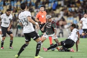 Lucho Acosta celebra o gol de cabeça que decidiu o clássico contra o Botafogo. —