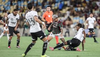 Lucho Acosta celebra o gol de cabeça que decidiu o clássico contra o Botafogo. —