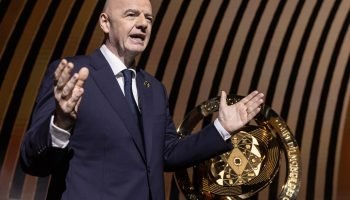Infantino pede desculpas a Scaloni por incidente com taça da Copa