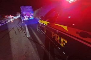 Caminhão e Gol após colisão na BR 373, em Imbituva — Foto: g+ notícias