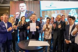 Momento da assinatura de filiação do deputado Alisson Wandscheer ao Progressistas (Foto: Ascom/AW)