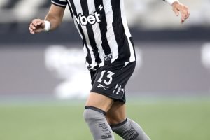 Alex Telles fala à imprensa após lance polêmico no Botafogo x Flamengo — Foto: V