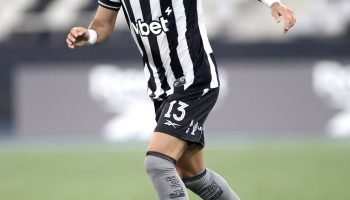 Alex Telles fala à imprensa após lance polêmico no Botafogo x Flamengo — Foto: V