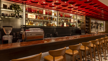 Testarossa abre em Curitiba, redefinindo a cena de coquetelaria com estilo ítalo-brasileiro