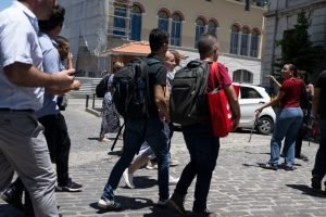 Foto: Trabalhadores são vistos em uma rua após evacuarem seus escritórios devido