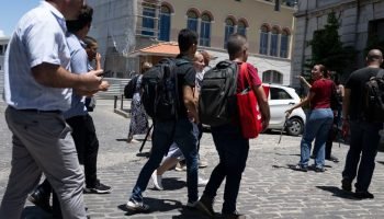 Foto: Trabalhadores são vistos em uma rua após evacuarem seus escritórios devido