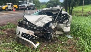 Cinco pessoas morrem em acidente com três carros na PR-182, em Ampére