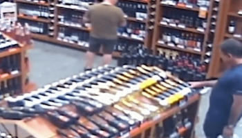 Vídeo flagra juiz da Lava Jato furtando garrafas de champagne