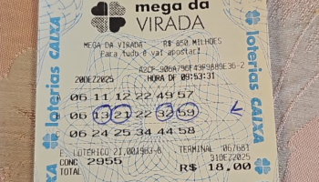 Bolsonaro e irmãos acertam quadra da Mega da Virada com número 13
