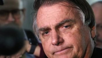 Bolsonaro recebe alta e volta à cela da PF nesta quinta
