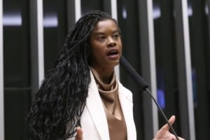 Carol-Dartora-Camara-Divulgacao-Carol-Dartora