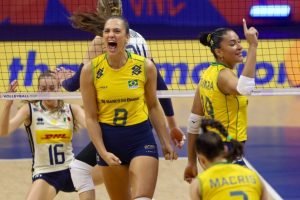 Central Júlia Kudiess e oposta Tainara comemoram ponto contra a Itália na Liga d