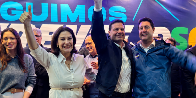Cristina Graeml, candidata ao Senado ao lado de Sandro Alex e Ratinho Junior em evento no interior do Estado (Foto: Redes Sociais/CG)