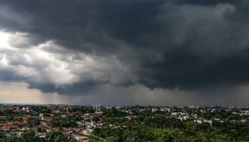 Curitiba alerta para chuva intensa e ventos fortes