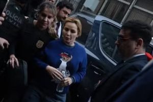 Deolane-e-policiais-300x202-1