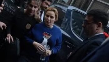 Deolane-e-policiais-300x202-2
