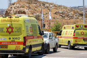 Ambulâncias são vistas perto do local de um suposto ataque a tiros na cidade de