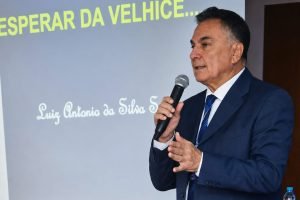 Dr. Luiz Antônio da Silva Sá é especialista em Clínica Médica, Geriatria, Gerontologia e professor da Faculdade Evangélica Mackenzie do Paraná (FEMPAR)