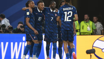 Em-meio-a-tempestade-Franca-brilha-contra-o-Iraque-e-garante-vaga-nas-oitavas-de-final