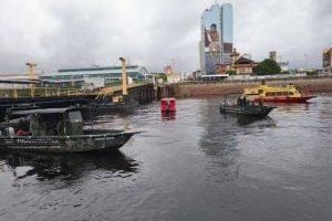 Equipes de resgate atuam em busca de sobreviventes após naufrágio no Amazonas —