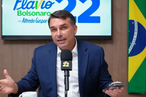 Flavio-Bolsonaro-ironiza-Lula-em-live
