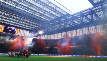 Sócios do Athletico compram ingresso para estreia e protestam com preços