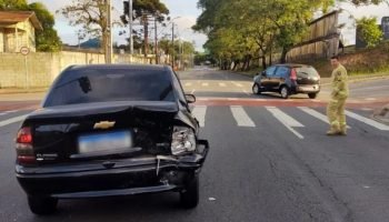 Homem bêbado causa acidente em Curitiba, dorme no carro e foge sem socorrer feridos