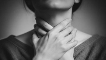 Homem força companheira a engolir celular em agressão no Paraná