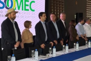 Deputado Federal Geraldo Mendes (à esquerda) ao lado de demais autoridades, dentre eles o prefeito de Curitiba Eduardo Pimentel (Foto: Ascom/GM)