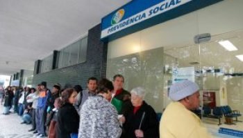 Idosos-aguardam-na-fila-da-Previdencia-Social-administrada-pelo-INSS-em-Curitiba-300x199-1