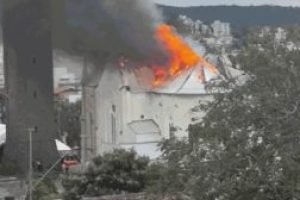 Igreja-em-chamas-no-Rio-Grande-do-Sul-RS-300x168-1