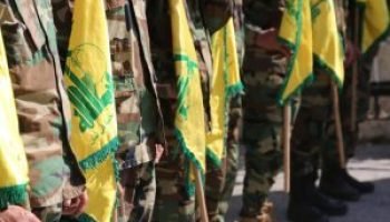Integrantes-do-Hezbollah-no-Libano-com-a-bandeira-do-grupo-terrorista-300x200-1