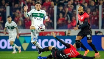 Meia do Coritiba critica gramado do Athletico e chama rival de arrogante