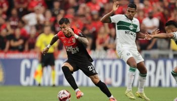 Árbitro registra arremessos de copos e lata no Atletiba, Athletico pode ser punido
