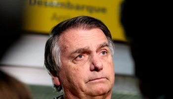 Moraes recusa recurso e Bolsonaro permanece preso após queda