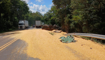 Caminhão tombado na BR-277 bloqueia trecho da rodovia