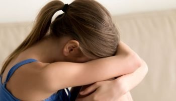 Menina de nove anos denuncia abusos sexuais do padrasto em bilhete para professora