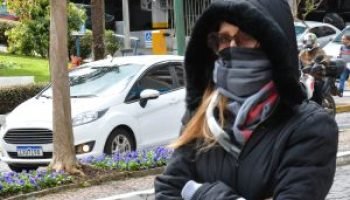 Mulher-se-protege-do-frio-300x200-1