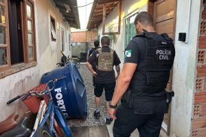 Policiais realizam buscas como parte da Operação Maré Brava no Litoral do Paraná