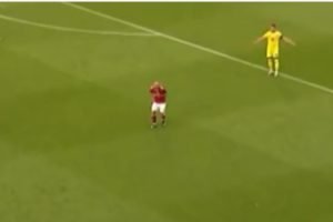 Eriksen leva a mão ao peito momentos antes de desmaiar em campo. — Foto: Eriksen