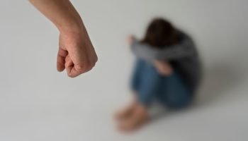 Pai recebe 100 anos de prisão por abusar sexualmente de filha