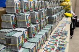 Policia-apreende-200-mil-figurinhas-falsas-da-Copa-de-2026-no-RJ-300x218-1