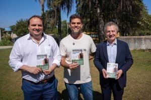 O deputado Goura (PDT) com os senadores Fabien Gay e Daniel Fargeot, integrantes