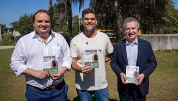 O deputado Goura (PDT) com os senadores Fabien Gay e Daniel Fargeot, integrantes