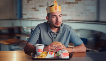 Roberto Farias Tomaz se torna garoto propaganda do Burger King para campanha de sanduíches