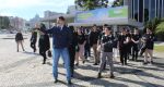 Rofolfo Revers, presidente da Câmara de Vereadores de Quedas do Iguaçu acompanhando os vereadores mirins e integrantes do Parlamento Jovem em frente a Assembleia Legislativa do Paraná (Foto: Ascom/CMQI)