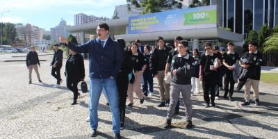 Rofolfo Revers, presidente da Câmara de Vereadores de Quedas do Iguaçu acompanhando os vereadores mirins e integrantes do Parlamento Jovem em frente a Assembleia Legislativa do Paraná (Foto: Ascom/CMQI)