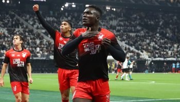 Atacante do Athletico distribui equipamentos esportivos em Buenaventura