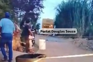 Populares observam no local tragédia (Foto: Portal Douglas Souza)