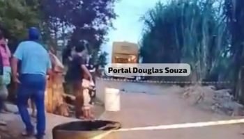 Populares observam no local tragédia (Foto: Portal Douglas Souza)